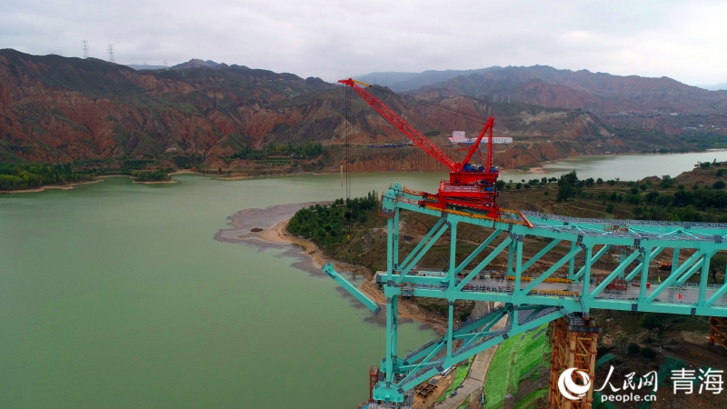 開始第12節(jié)間鋼桁梁架設(shè)。人民網(wǎng) 況玉攝