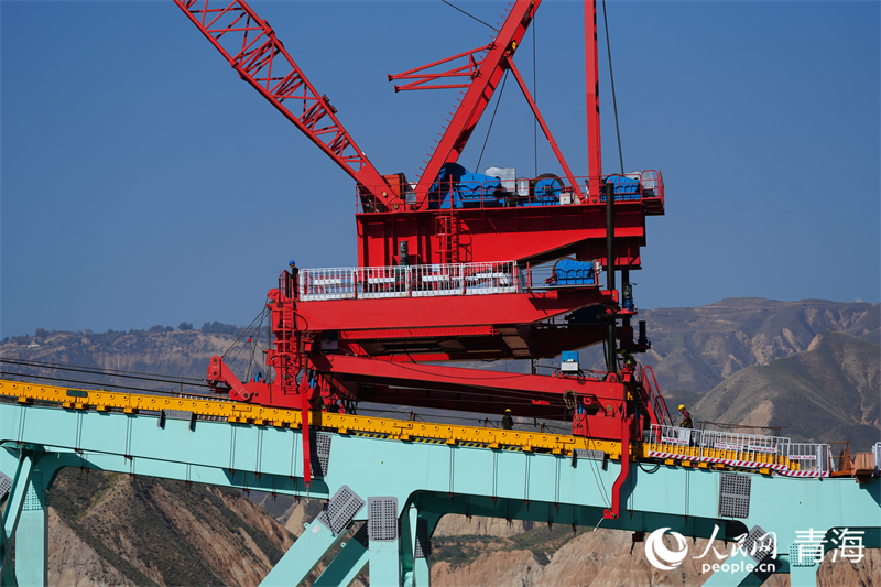 進(jìn)行拱上吊行走。人民網(wǎng) 況玉攝