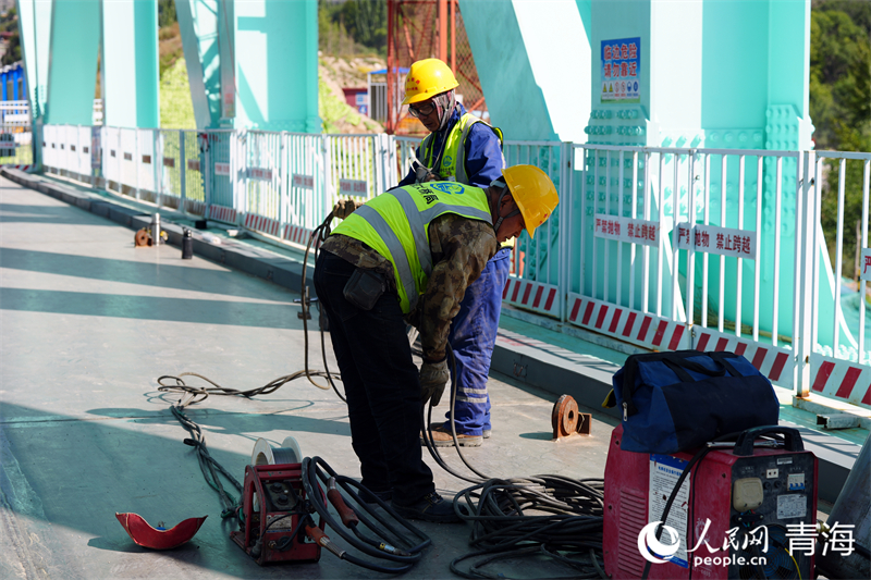 工人正在施工。人民網(wǎng) 況玉攝