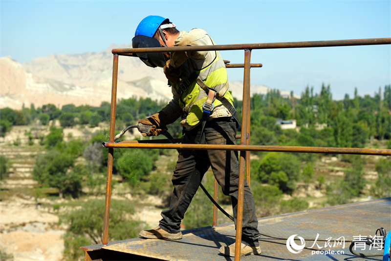 工人正在施工。人民網(wǎng) 況玉攝
