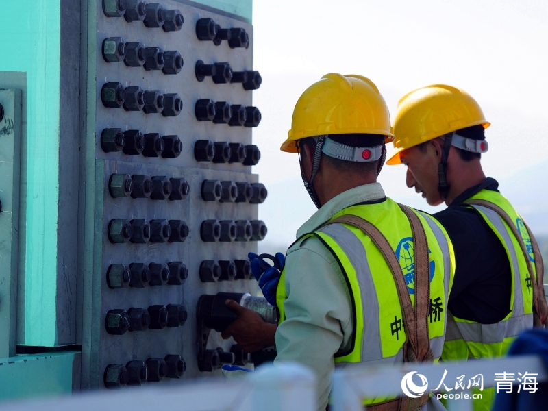 工人正在施工。人民網(wǎng) 況玉攝