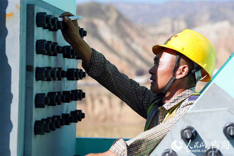 工人正在施工。人民網(wǎng) 況玉攝