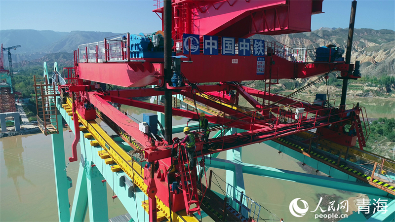 工人正在施工。人民網(wǎng) 況玉攝