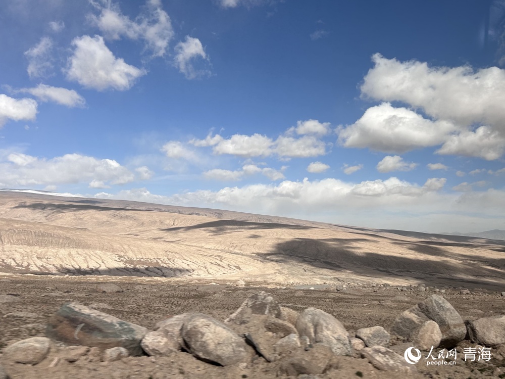 驅(qū)車前往雪山牧場(chǎng)管護(hù)站途中。人民網(wǎng) 陳明菊攝