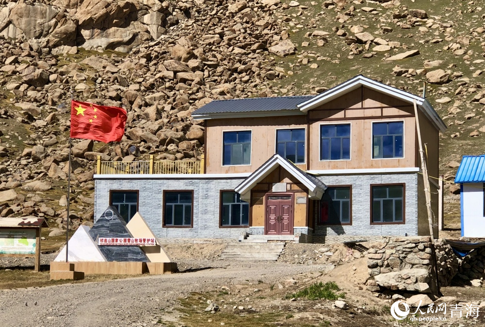 祁連山國(guó)家公園雪山牧場(chǎng)管護(hù)站的二層小樓。