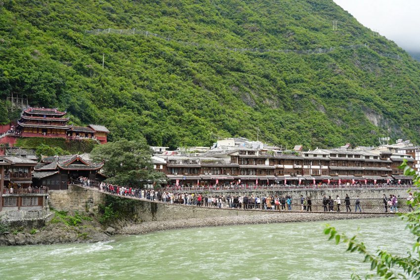 瀘定橋吸引無數(shù)游客駐足瞻仰。瀘定縣委宣傳部供圖