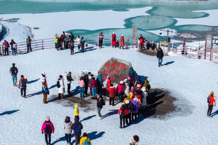 游客在達古冰川景區(qū)最高點打卡。黑水縣融媒體中心供圖