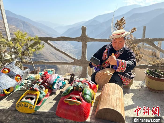 甘肅文縣“白馬巧匠”的面具情