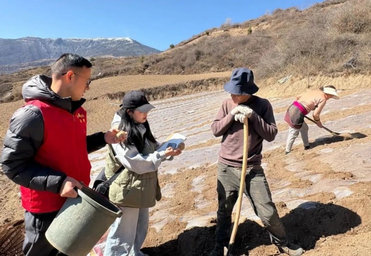 農技人員現場指導。黑水縣融媒體中心供圖