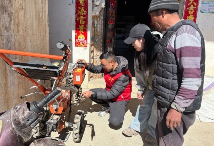 澤郎幫助村民檢查機械農具。黑水縣融媒體中心供圖