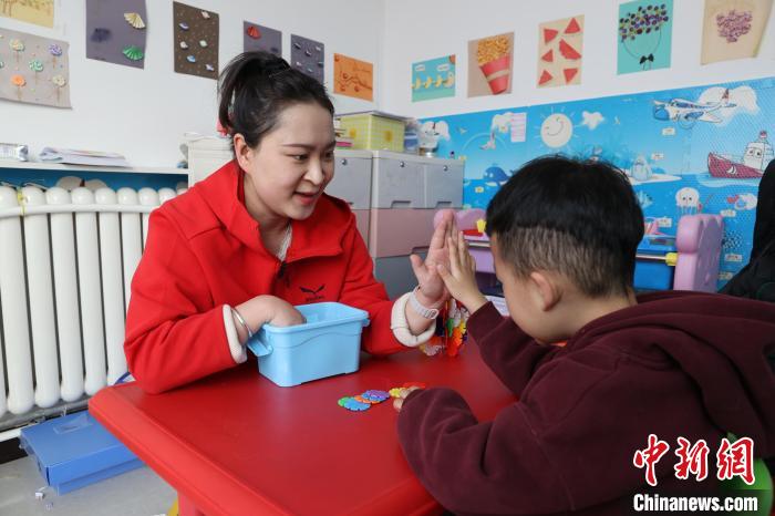 青海西寧：特教老師用愛點(diǎn)亮孤獨(dú)癥兒童內(nèi)心世界