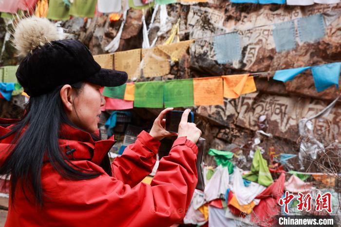 青海玉樹(shù)：勒巴溝千年巖畫與自然美景相交融