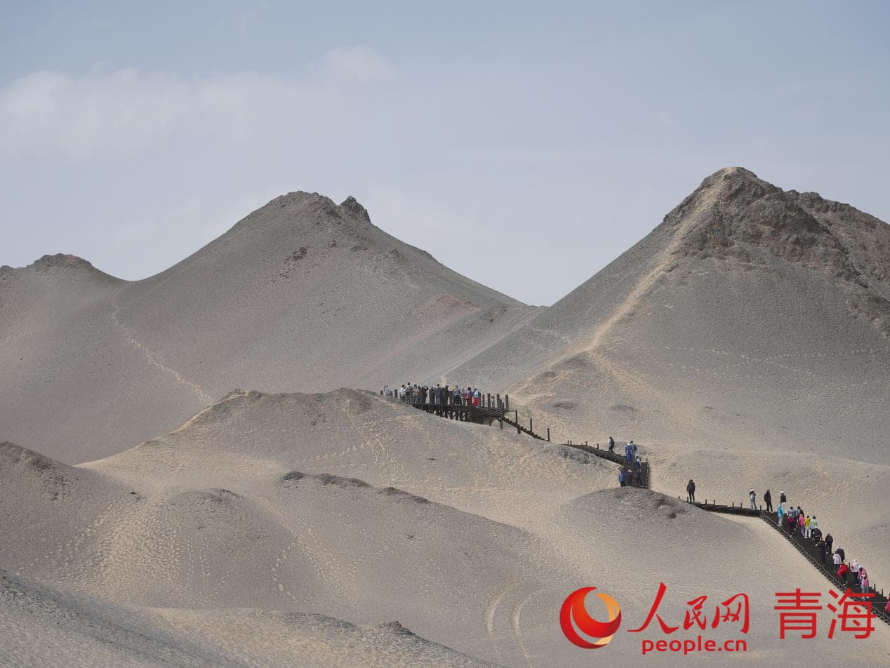 游客游覽黑獨山。人民網(wǎng) 況玉攝