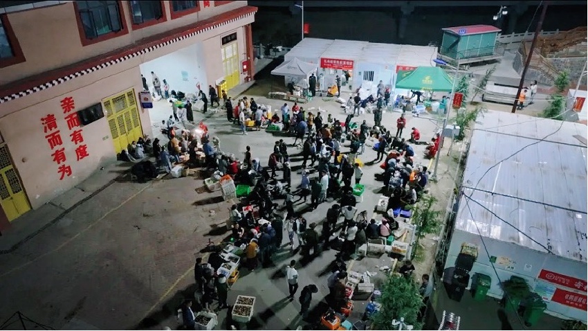 雅江松茸交易市場人聲鼎沸。雅江外宣供圖