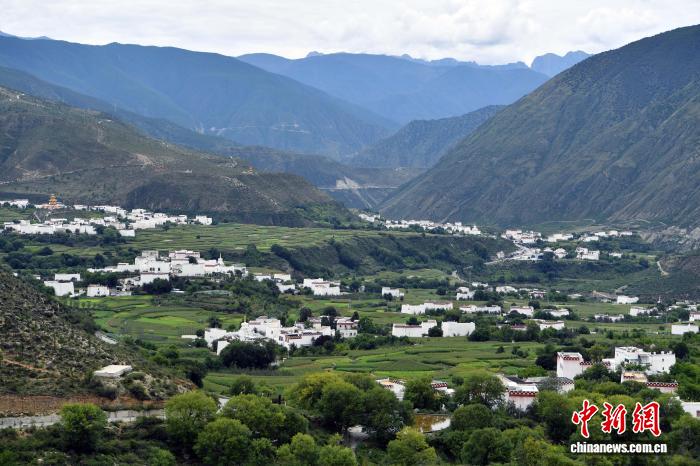 四川鄉(xiāng)城：高山腳下的白藏房