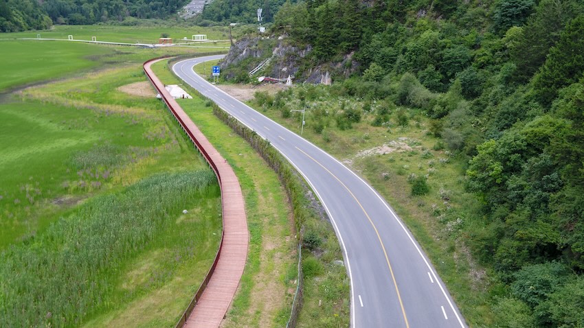 甘海子景區(qū)的漫游道。四川省交通運(yùn)輸廳公路局供圖