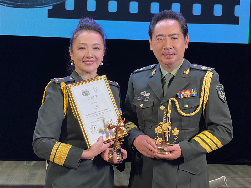 導(dǎo)演劉勁（右）與同事合影。阿壩州新聞傳媒中心供圖