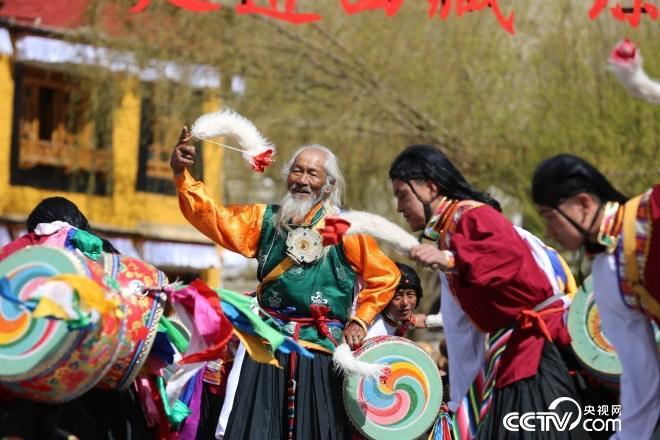 這里的人們，跳著從高原上長出來的久河卓舞，舞動人生，一代又一代。