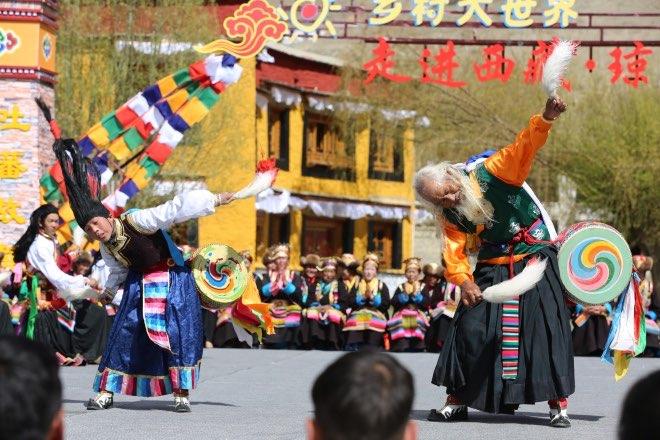 爺孫倆跳起舞來，鏗鏘有力。