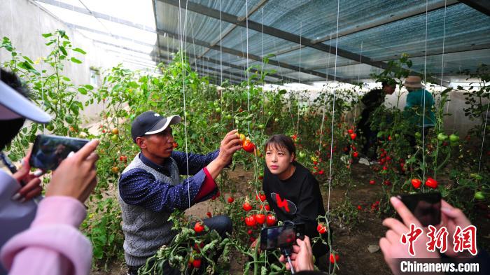 圖為群培(左)為青年職工進行技術(shù)指導(dǎo)?！垈?攝