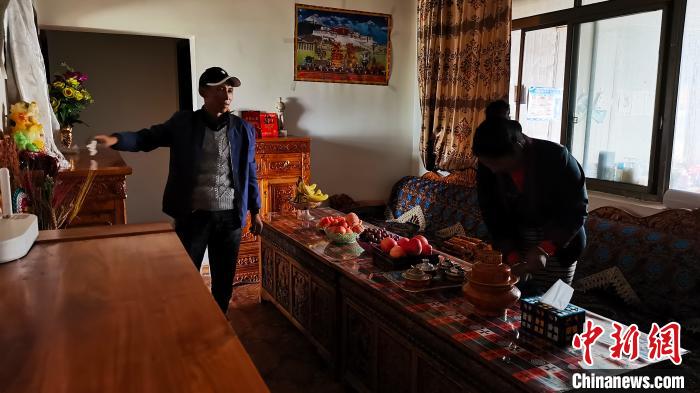 圖為群培和妻子在新家的客廳里?！垈?攝