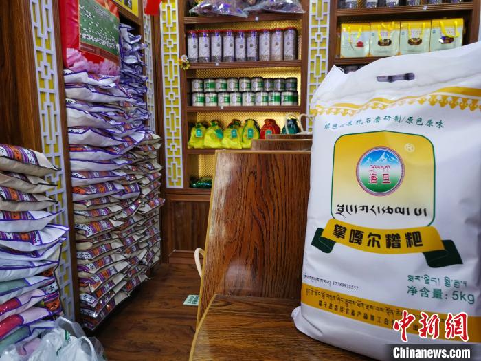 圖為洛桑旦增為自家青稞產(chǎn)品設(shè)計的商標(biāo)與特色包裝?！垈?攝