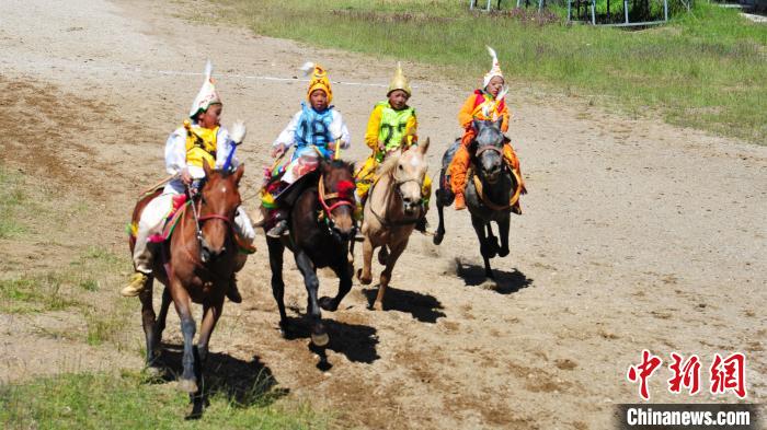 圖為少年騎手在比賽中。　張偉 攝