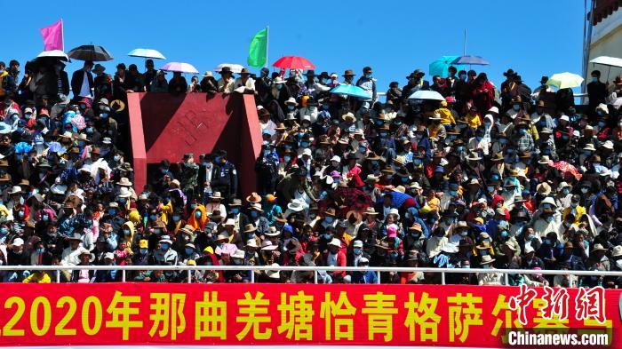 圖為當(dāng)日的比賽吸引了眾多觀眾?！垈?攝