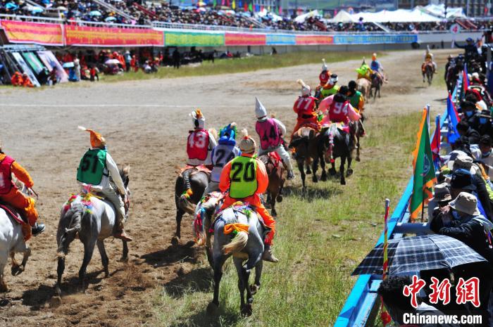 圖為少年騎手在比賽中?！垈?攝