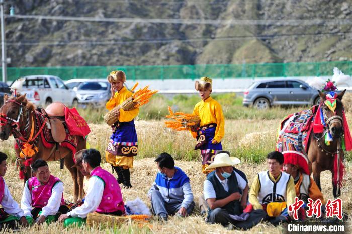 圖為等待登場的農(nóng)牧民演員?！垈?攝