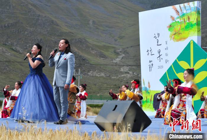 圖為當(dāng)日的文藝表演?！垈?攝