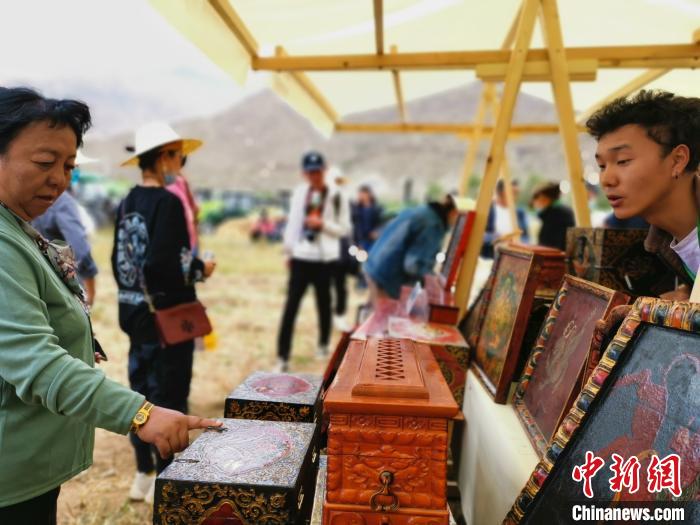 圖為拉薩市民在特色農(nóng)畜產(chǎn)品展示展銷會上選購商品。　張偉 攝