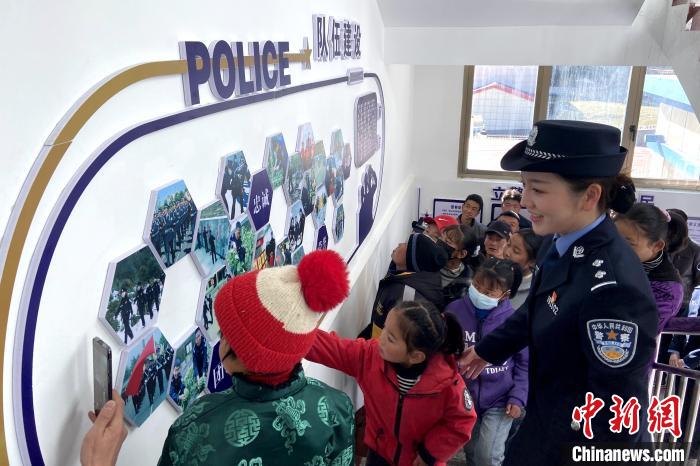 山南邊境管理支隊勒布邊境派出所舉行警營開放日活動，邀請駐地民眾進警營，了解民警工作生活?！∏f冀 攝