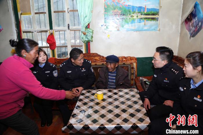 亞東出入境邊防檢查站民警走訪慰問轄區(qū)困難群眾?！堄陱?攝