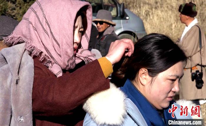 圖為1月13日，電影《雪域青春》群眾演員做拍攝準(zhǔn)備?！∝暽＠?攝