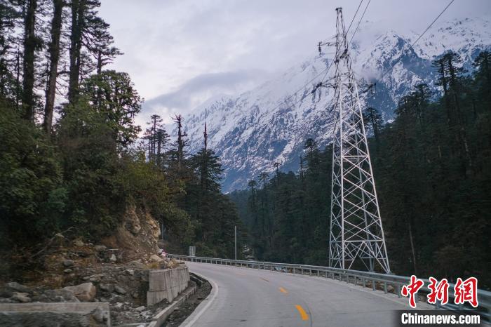 目前唯一進出墨脫的公路波墨公路?！『闻罾?攝