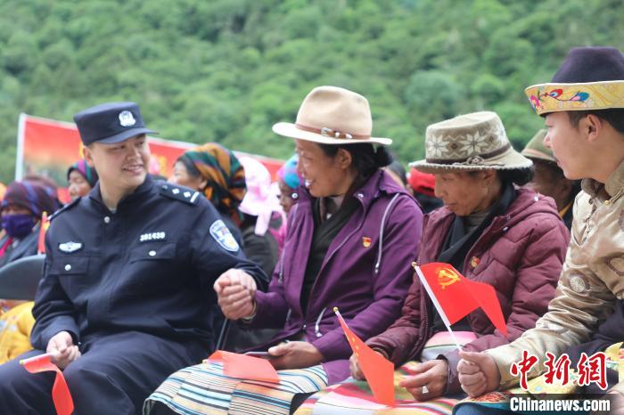 圖為李陽(yáng)副所長(zhǎng)(前排左一)與卓嘎、央宗姐妹共同參加愛(ài)國(guó)主義教育活動(dòng)。　德吉 攝