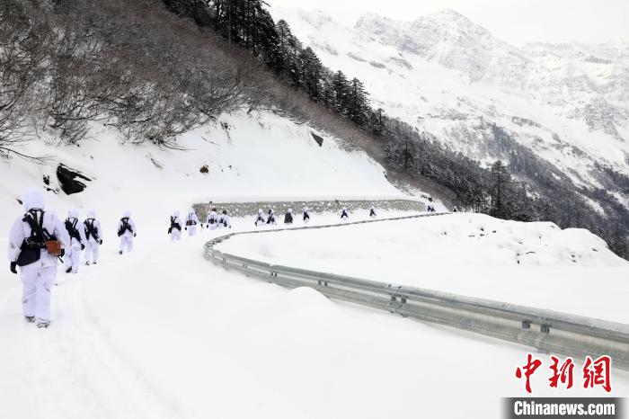 圖為徒步前進?！铎o 攝