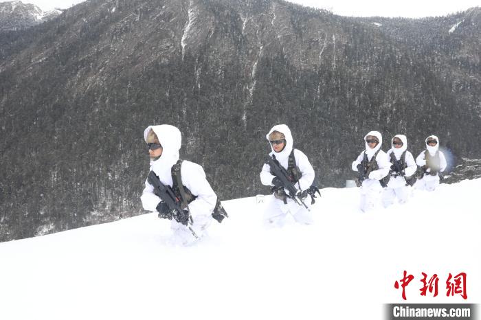 圖為徒步前進?！〗有?攝