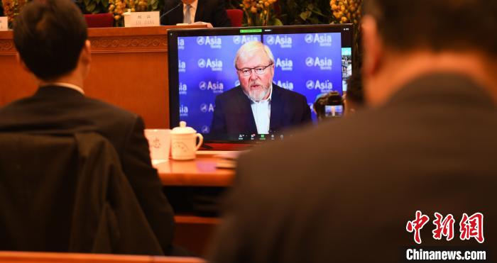 圖為外國(guó)專家通過線上進(jìn)行分享交流?！≮w朗 攝