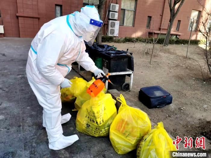 給垃圾做消殺?！¤F西區(qū)委宣傳部 攝