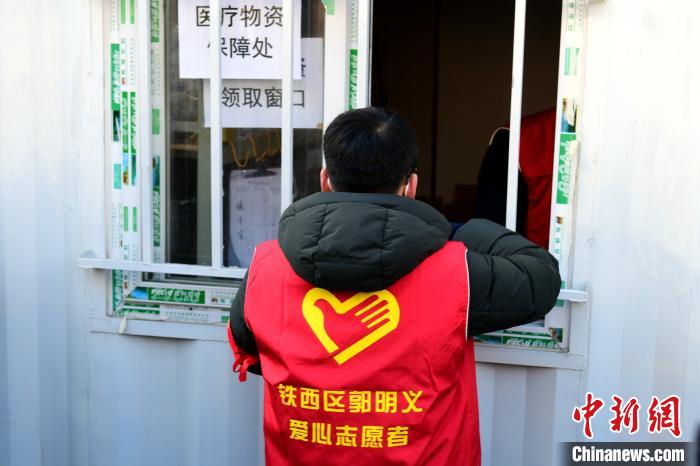 領防護用品?！¤F西區(qū)委宣傳部 攝