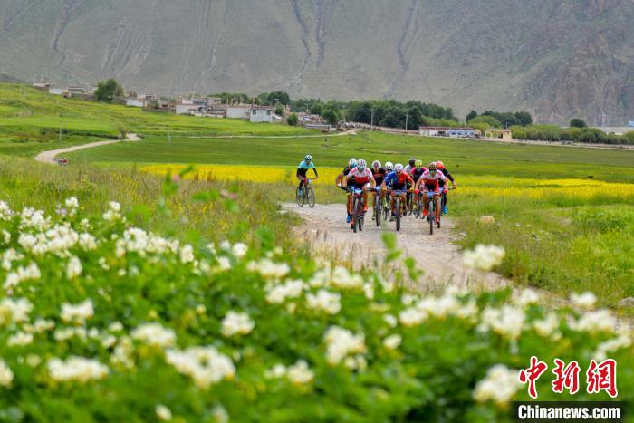 資料圖為2019年，西藏拉薩在堆龍德慶區(qū)舉行楚布溝山地自行車(chē)越野賽?！〗w波 攝