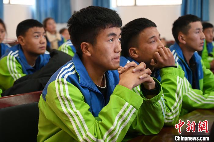 圖為學(xué)生在聆聽授課。