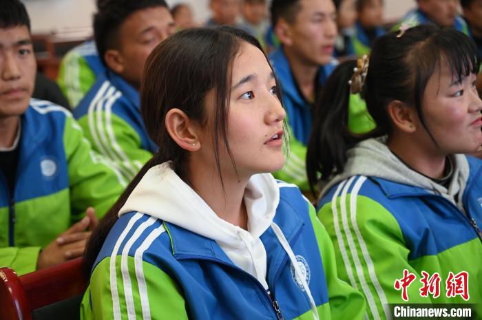 圖為學(xué)生在聆聽授課。