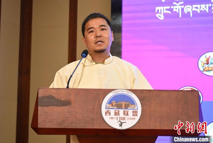 圖為西藏街舞聯(lián)盟常務(wù)副主任朗卡旺青致辭?！≮w朗 攝