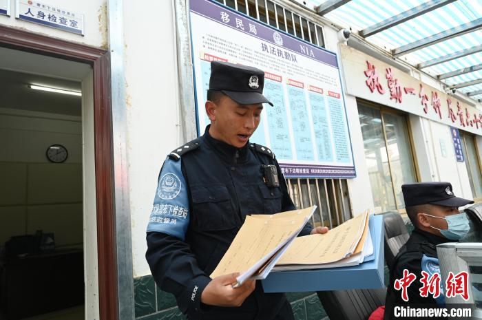 圖為洛桑朗嘎向記者展示卷宗。　趙朗 攝