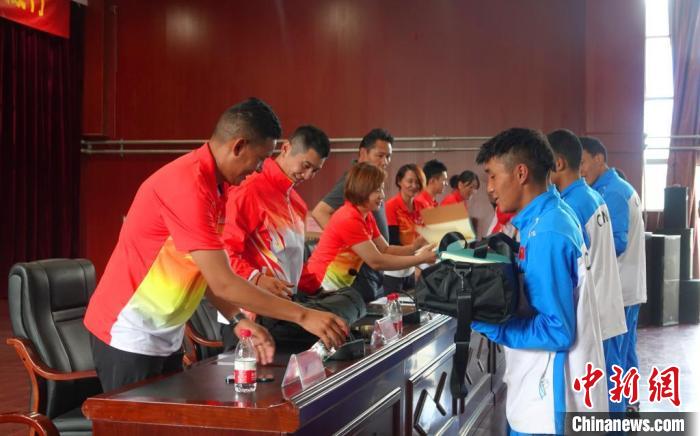 圖為世界冠軍們?yōu)槲鞑刈灾螀^(qū)體校的學(xué)生們送上暖心物資?！∪轿木?攝