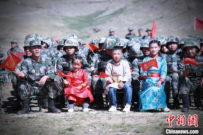 圖為駐地小朋友參加此次活動(dòng)?！?普布扎西 攝