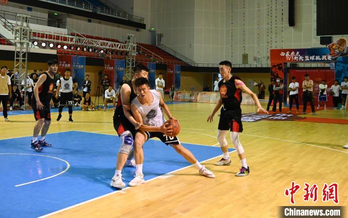 圖為西藏美康隊(白色球衣)對決雪域兄弟隊?！≮w朗 攝